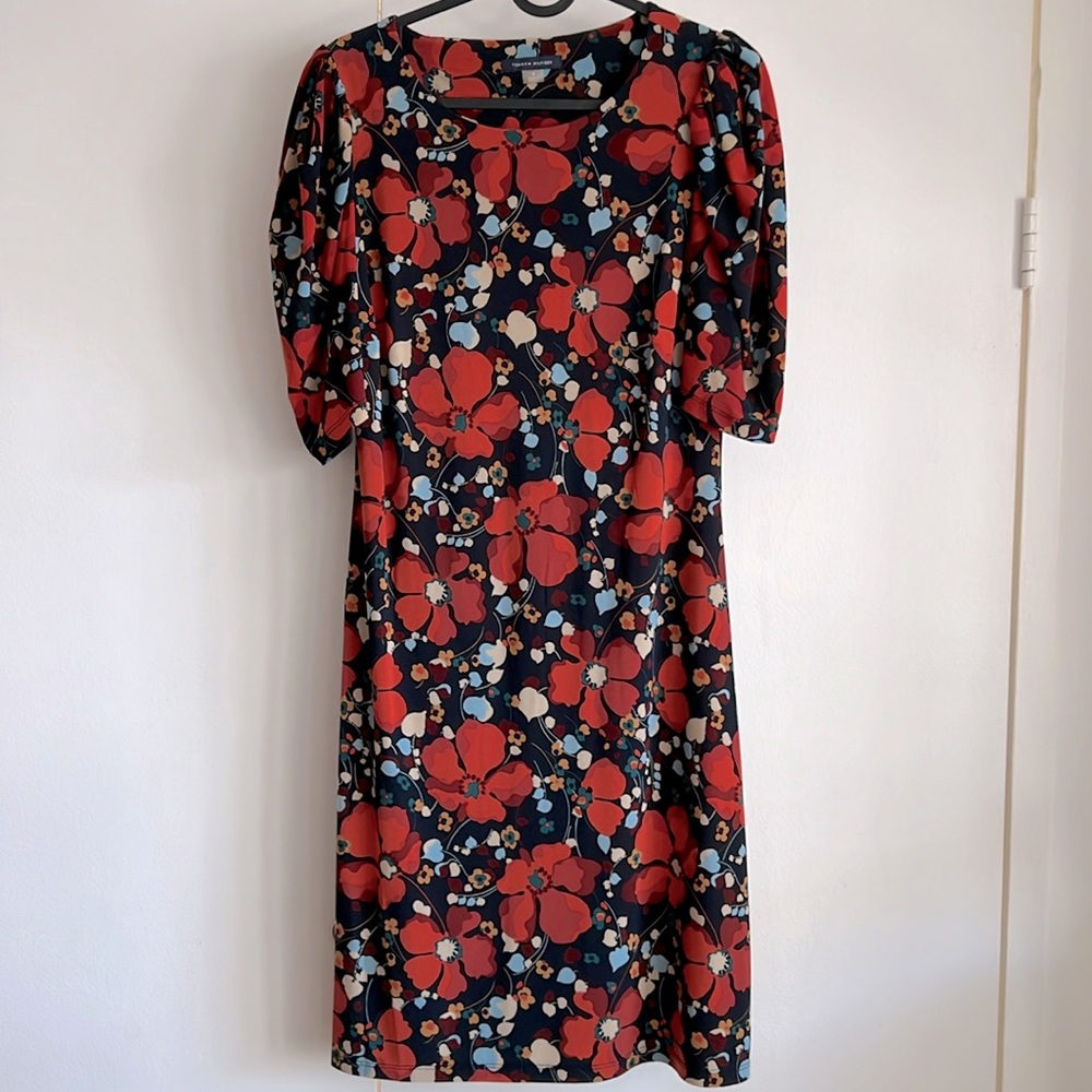 TOMMY H Floral Round-Neck Puff-Sleeve dress in navy blue with orange flowers. 4